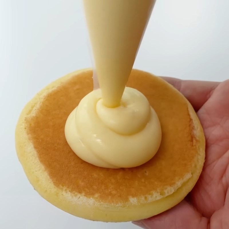 Bước 5 Bơm nhân và hoàn thiện Bánh rán Doremon từ bột mì