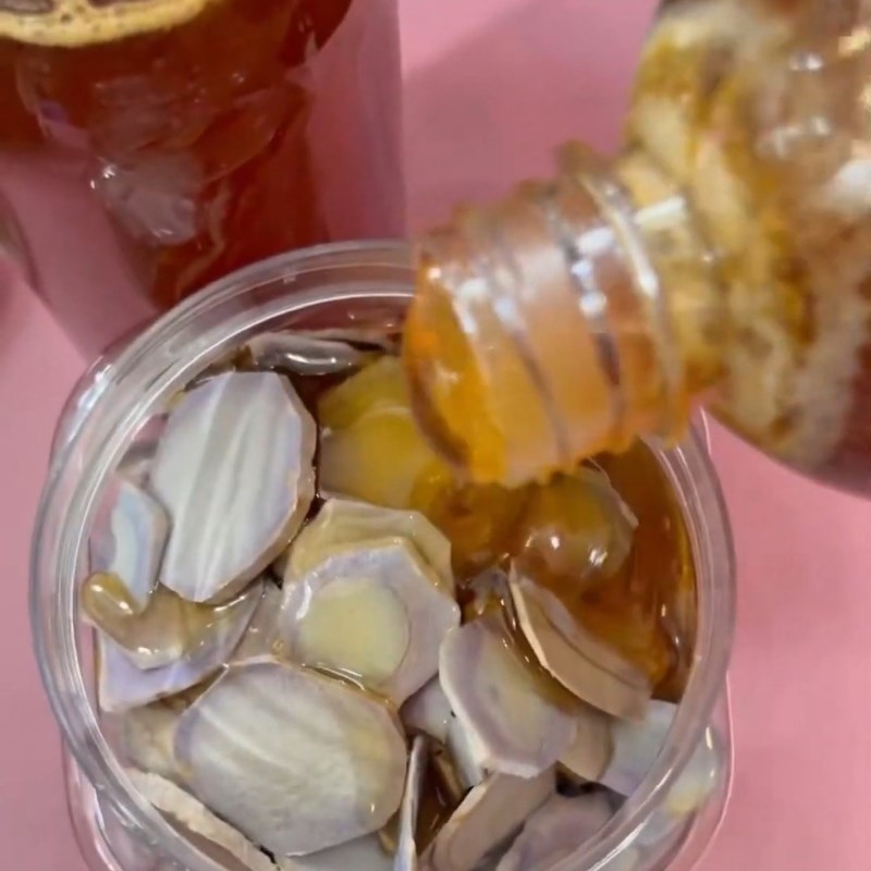 Bước 2 Cách ngâm nghệ đen mật ong đúng chuẩn Nghệ đen ngâm mật ong