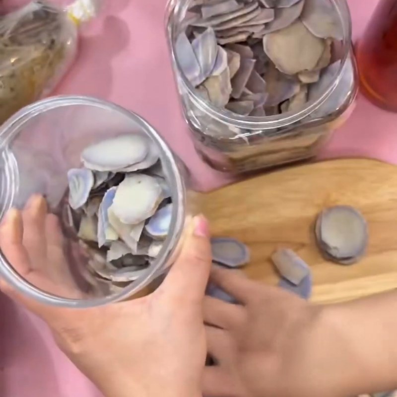 Bước 2 Cách ngâm nghệ đen mật ong đúng chuẩn Nghệ đen ngâm mật ong