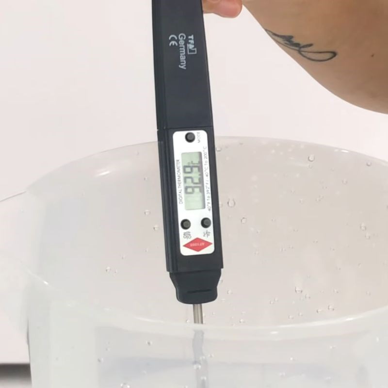 Bước 2 Cân trà và pha trà đen đúng nhiệt độ trà đen