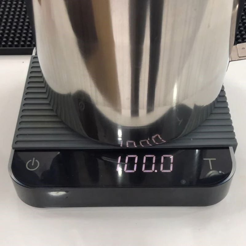 Bước 2 Cân trà và pha trà đen đúng nhiệt độ trà đen