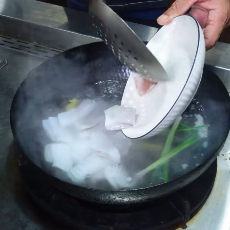 Bước 3 Chần mực qua nước sôi Mực xào cần tây dứa