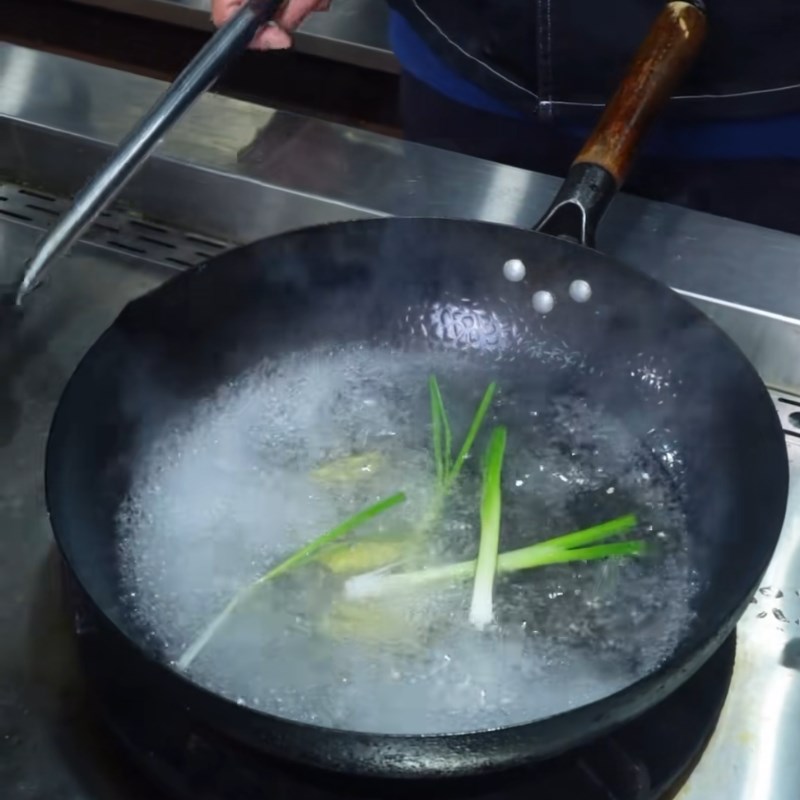 Bước 3 Chần mực qua nước sôi Mực xào cần tây dứa