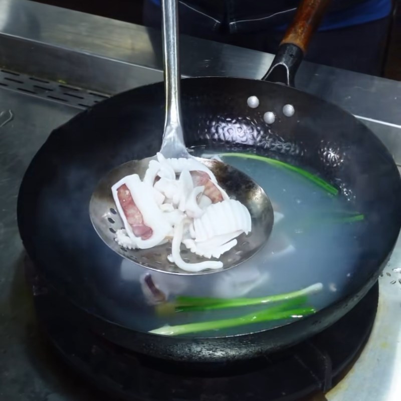 Bước 3 Chần mực qua nước sôi Mực xào cần tây dứa