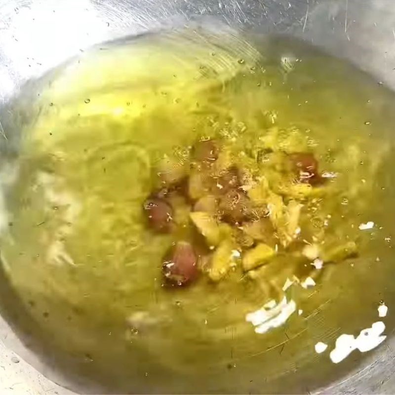 Bước 2 Chao hành, tỏi và lá mắc mật dê chao dầu