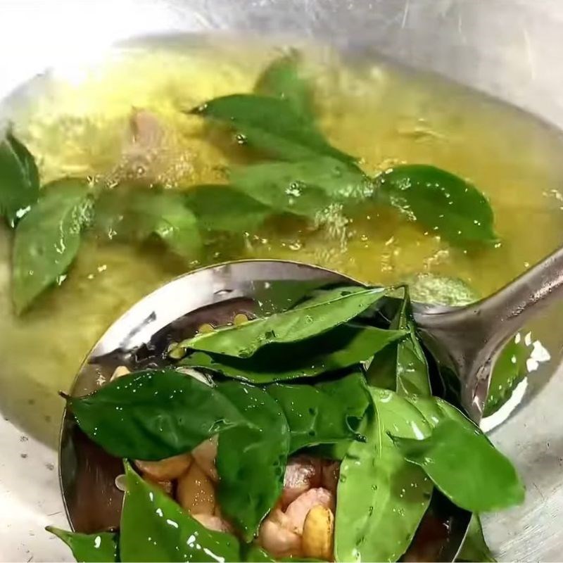 Bước 2 Chao hành, tỏi và lá mắc mật dê chao dầu