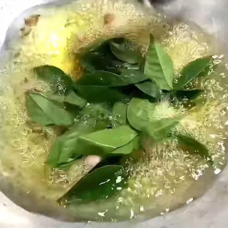 Bước 2 Chao hành, tỏi và lá mắc mật dê chao dầu