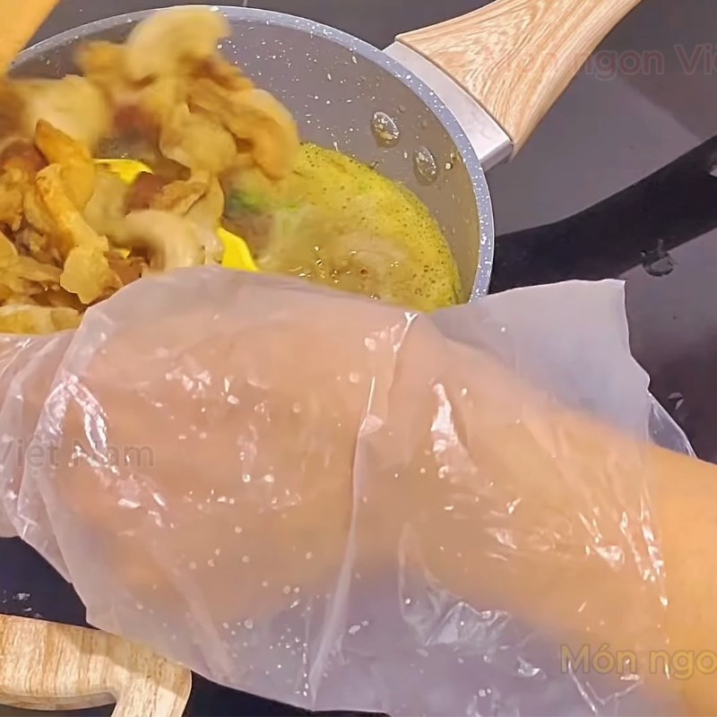 Bước 3 Chế biến gạch cua và riêu cua thơm lừng Bún riêu cua tóp mỡ