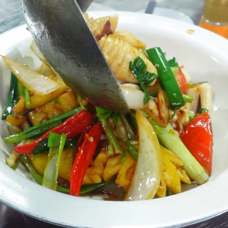 Bước 4 Chế biến mực xào cần tây dứa thơm ngon Mực xào cần tây dứa