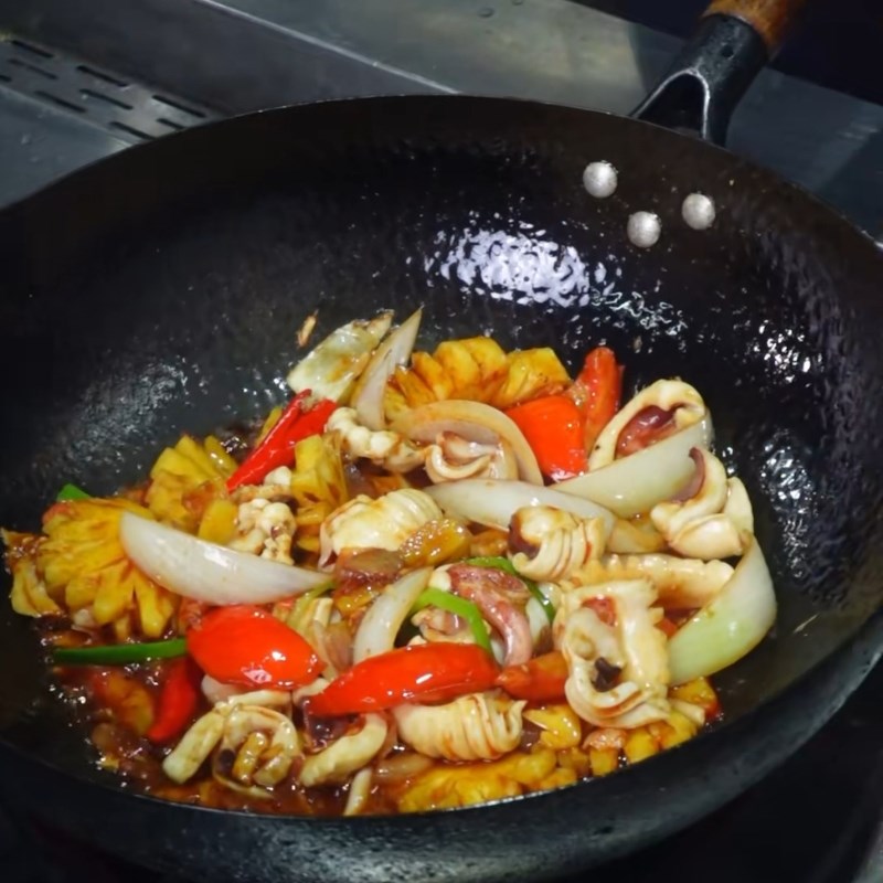 Bước 4 Chế biến mực xào cần tây dứa thơm ngon Mực xào cần tây dứa