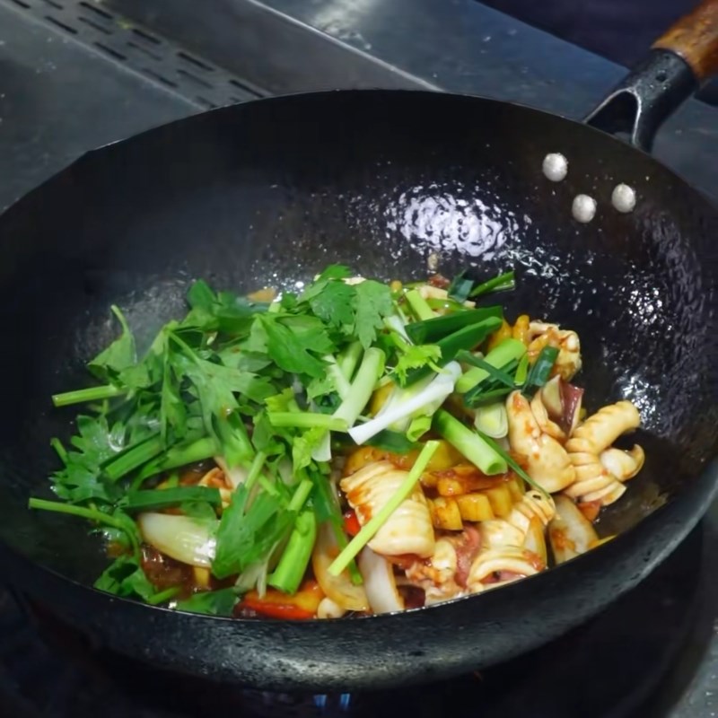 Bước 4 Chế biến mực xào cần tây dứa thơm ngon Mực xào cần tây dứa