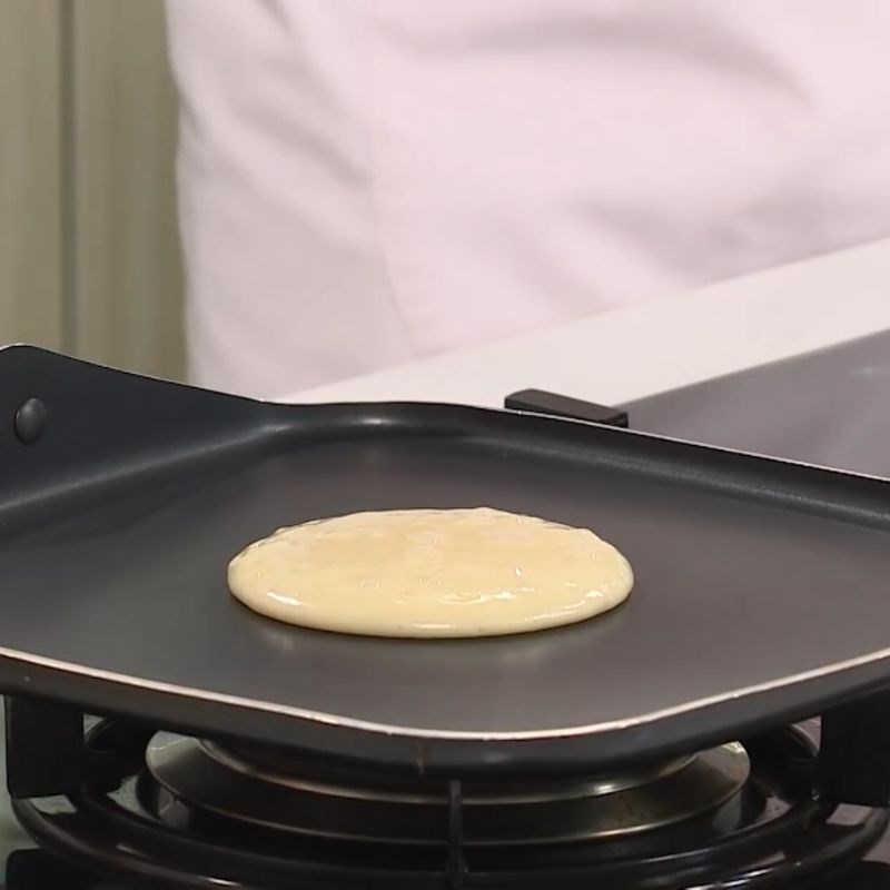 Bước 5 Chiên bánh pancake vàng ươm Bánh pancake táo