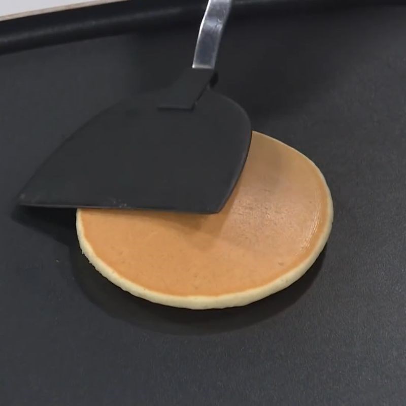 Bước 5 Chiên bánh pancake vàng ươm Bánh pancake táo