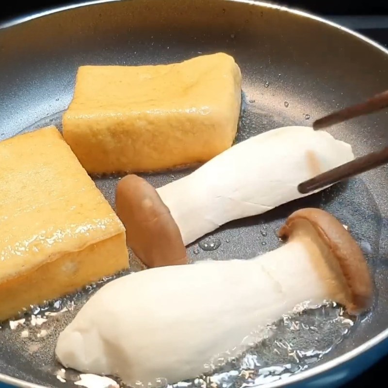 Bước 2 Chiên đậu hũ và nấm Bánh mì chay