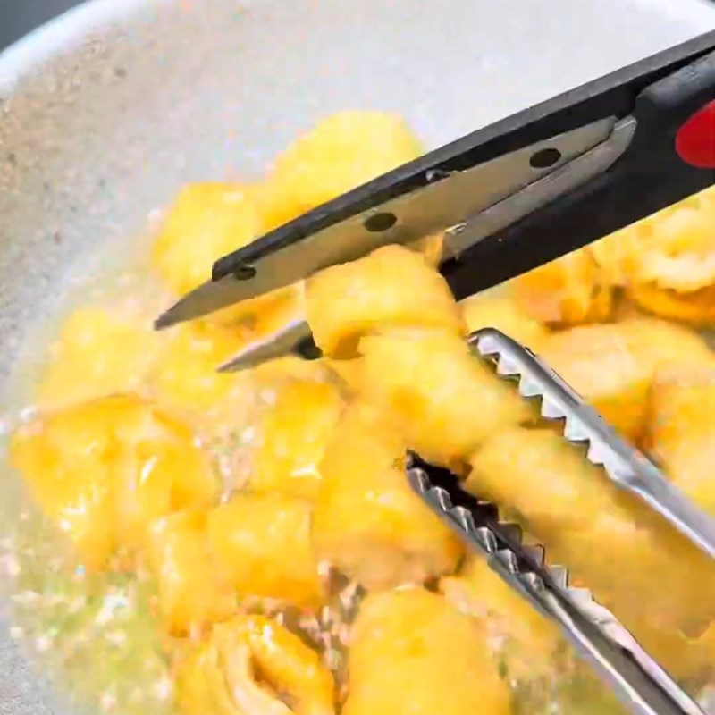 Bước 2 Chiên mì căn vàng giòn chuẩn vị Mì căn xào sả ớt