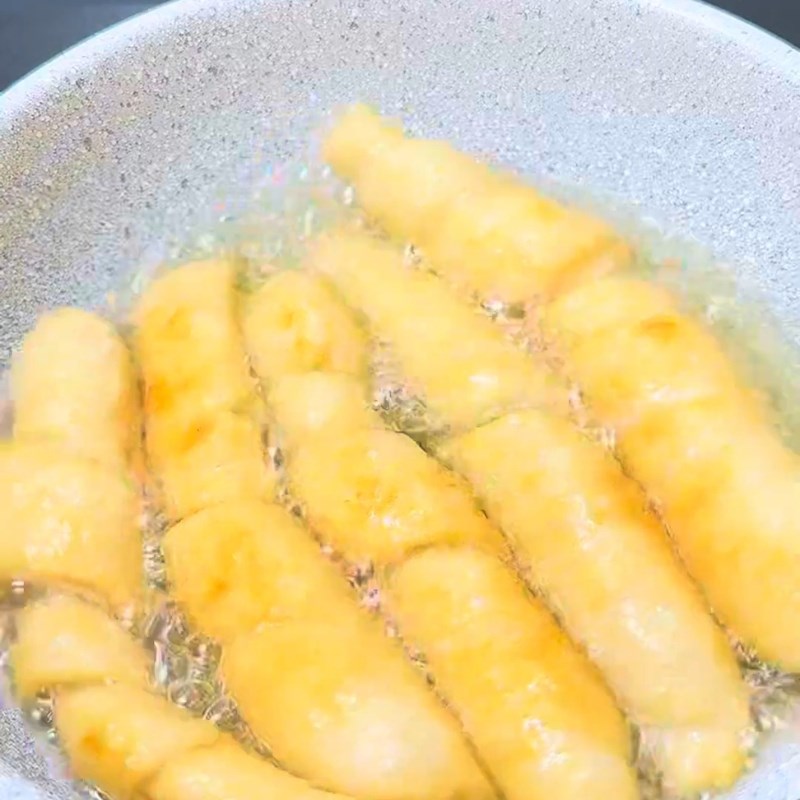 Bước 2 Chiên mì căn vàng giòn chuẩn vị Mì căn xào sả ớt