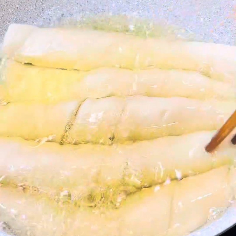 Bước 2 Chiên mì căn vàng giòn chuẩn vị Mì căn xào sả ớt