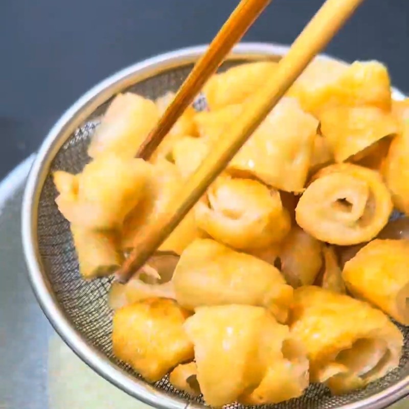 Bước 2 Chiên mì căn vàng giòn chuẩn vị Mì căn xào sả ớt