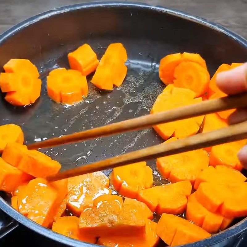 Bước 3 Chiên sơ cà rốt và xào thịt Bò kho miền Nam