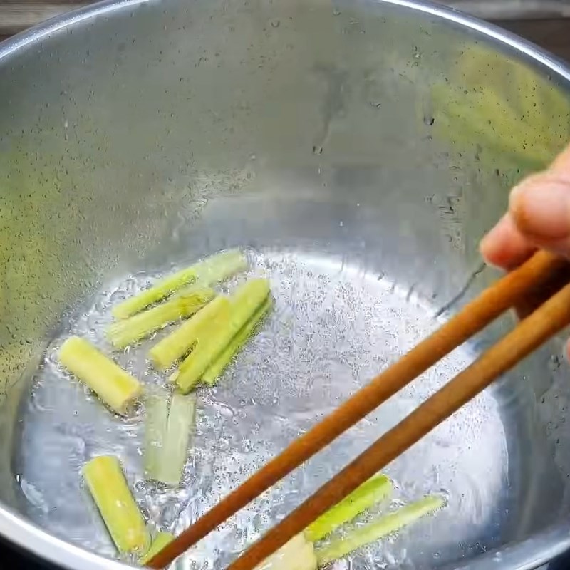 Bước 3 Chiên sơ cà rốt và xào thịt Bò kho miền Nam