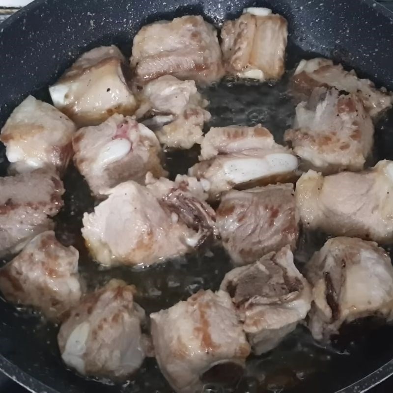 Bước 3 Chiên sơ sườn non vàng đẹp sườn kho chua ngọt