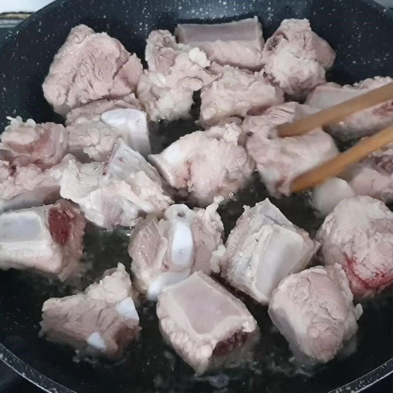 Bước 3 Chiên sơ sườn non vàng đẹp sườn kho chua ngọt