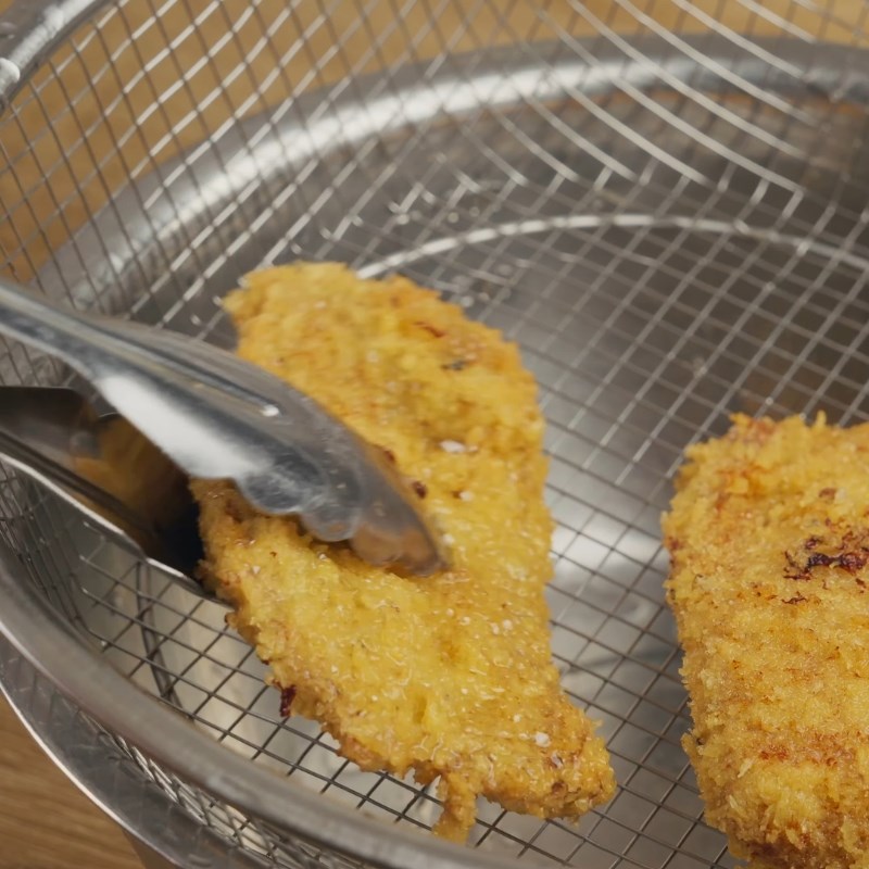 Bước 4 Chiên thịt ngập dầu giòn rụm Thịt thăn chiên xù