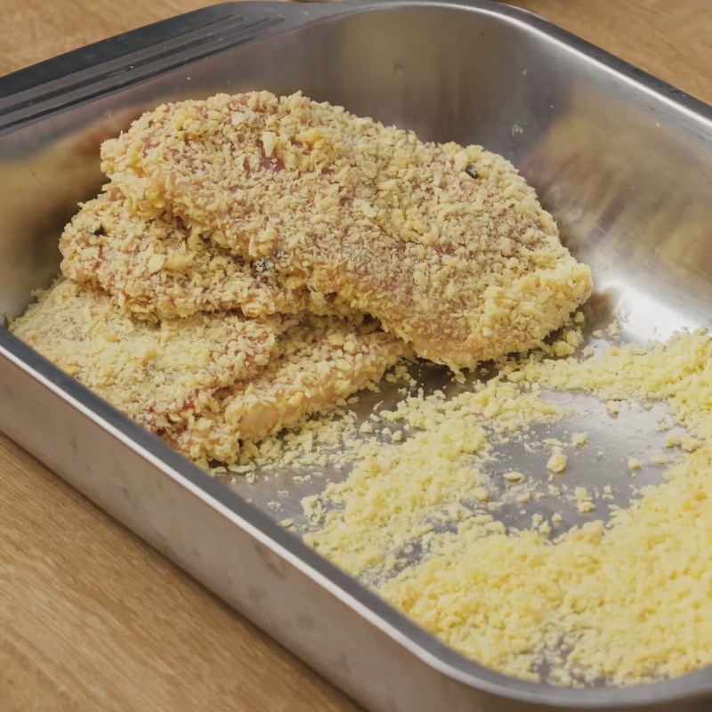 Bước 4 Chiên thịt ngập dầu giòn rụm Thịt thăn chiên xù