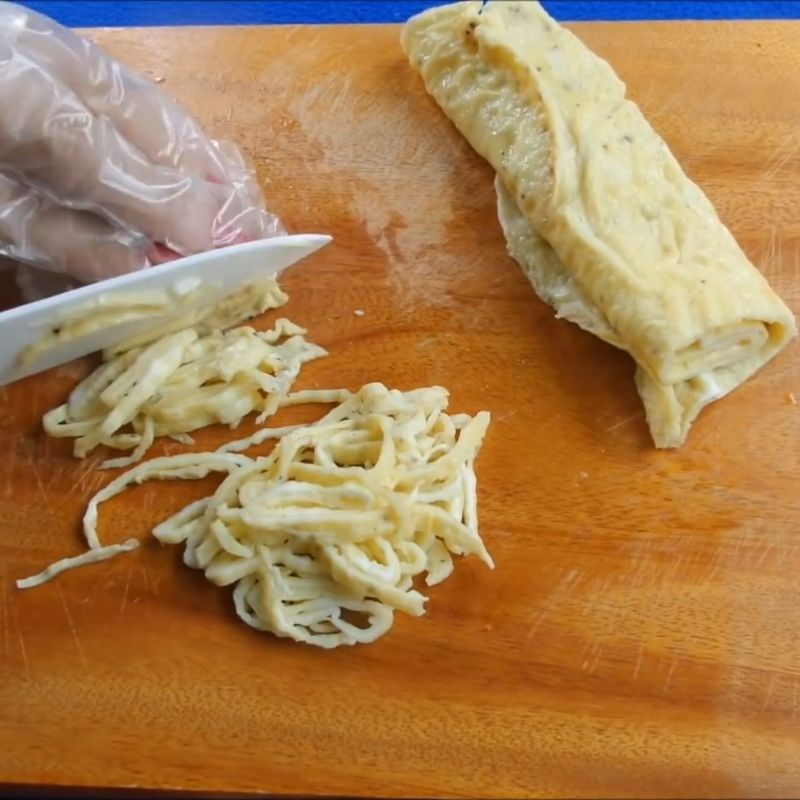 Bước 5 Chiên thịt và trứng vàng ươm cơm âm phủ