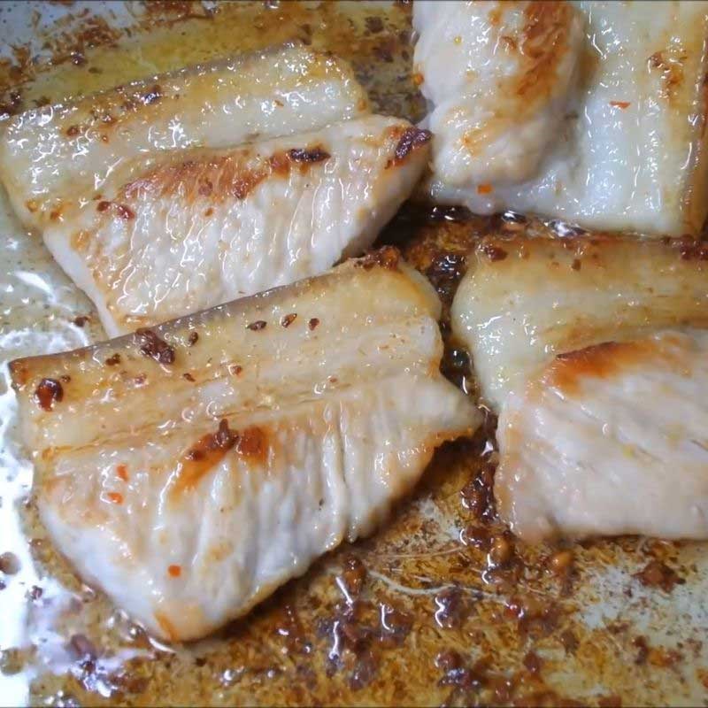 Bước 5 Chiên thịt và trứng vàng ươm cơm âm phủ