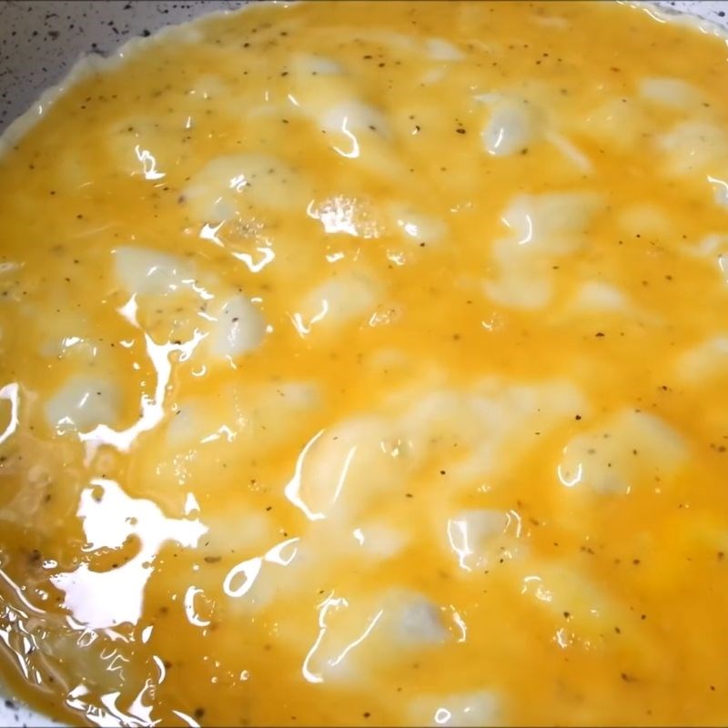 Bước 5 Chiên thịt và trứng vàng ươm cơm âm phủ