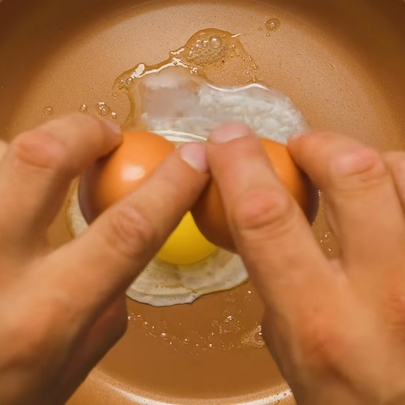 Bước 1 Chiên trứng lòng đào cấp tốc Trứng chiên lòng đào