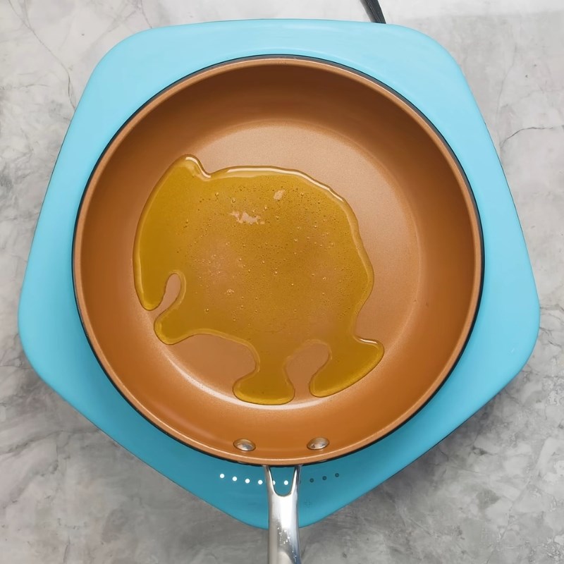 Bước 2 Chiên trứng ốp la lòng đào giòn rìa Trứng chiên lòng đào