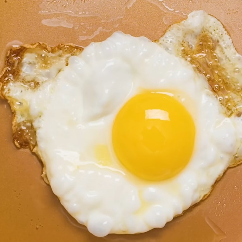 Bước 2 Chiên trứng ốp la lòng đào giòn rìa Trứng chiên lòng đào