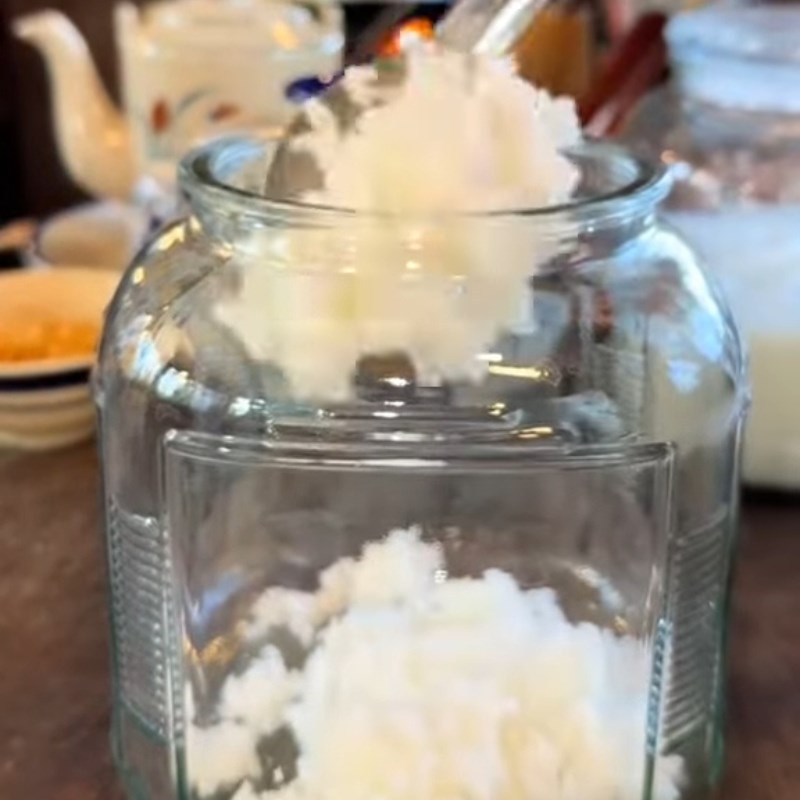 Bước 1 Cho nguyên liệu vào hũ Cơm mẻ bằng cơm nguội