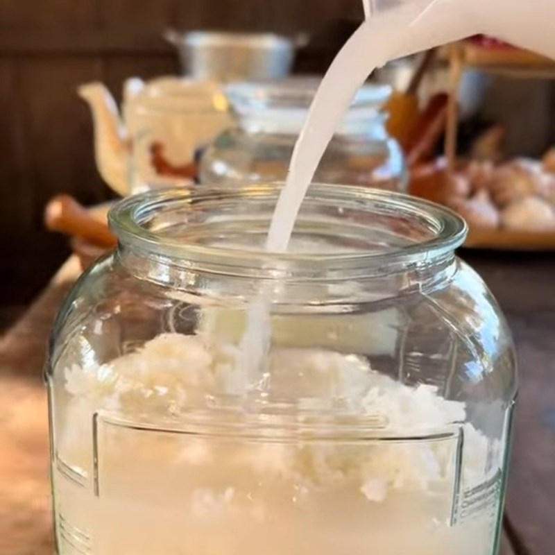 Bước 1 Cho nguyên liệu vào hũ Cơm mẻ bằng cơm nguội