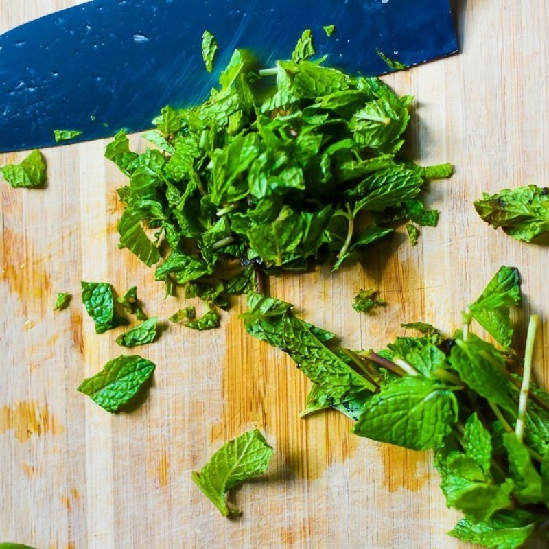 Bước 3 Chuẩn bị cà rốt, xoài xanh và rau thơm Nộm ức gà