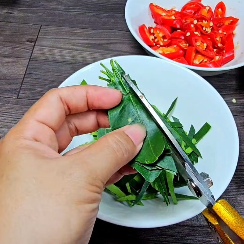 Bước 3 Chuẩn bị gia vị cho món tôm rang muối hột tôm rang muối hột