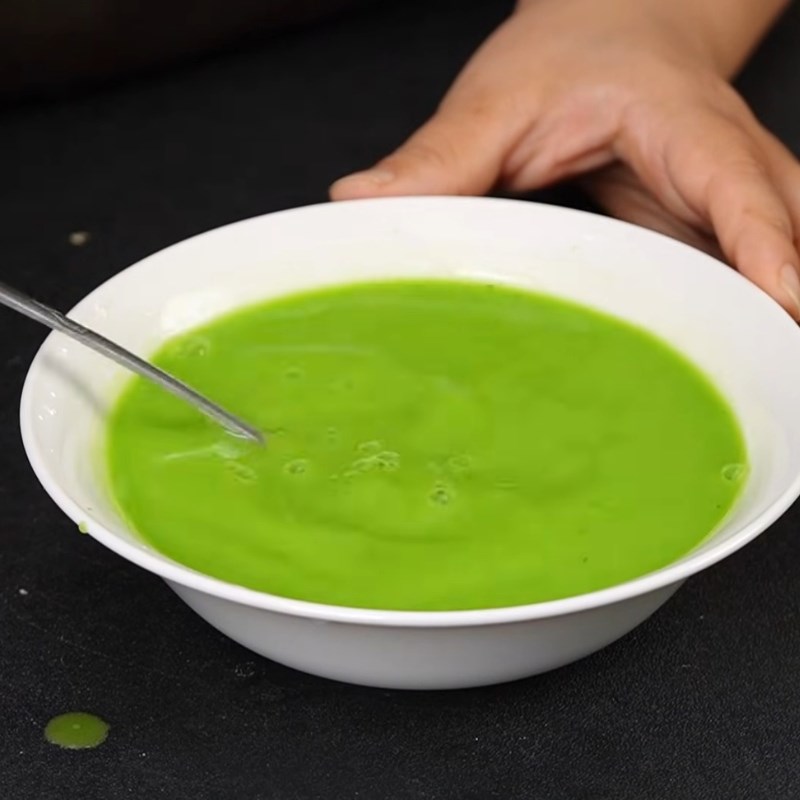 Bước 2 Chuẩn bị nước cốt lá dứa và pha bột năng Chè cốm khô