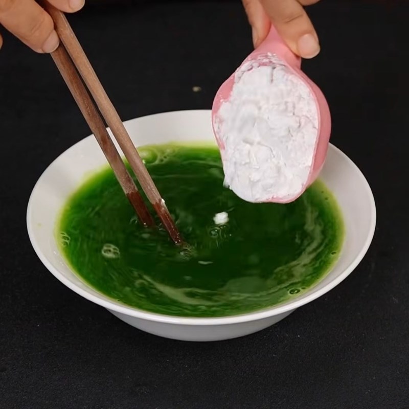 Bước 2 Chuẩn bị nước cốt lá dứa và pha bột năng Chè cốm khô