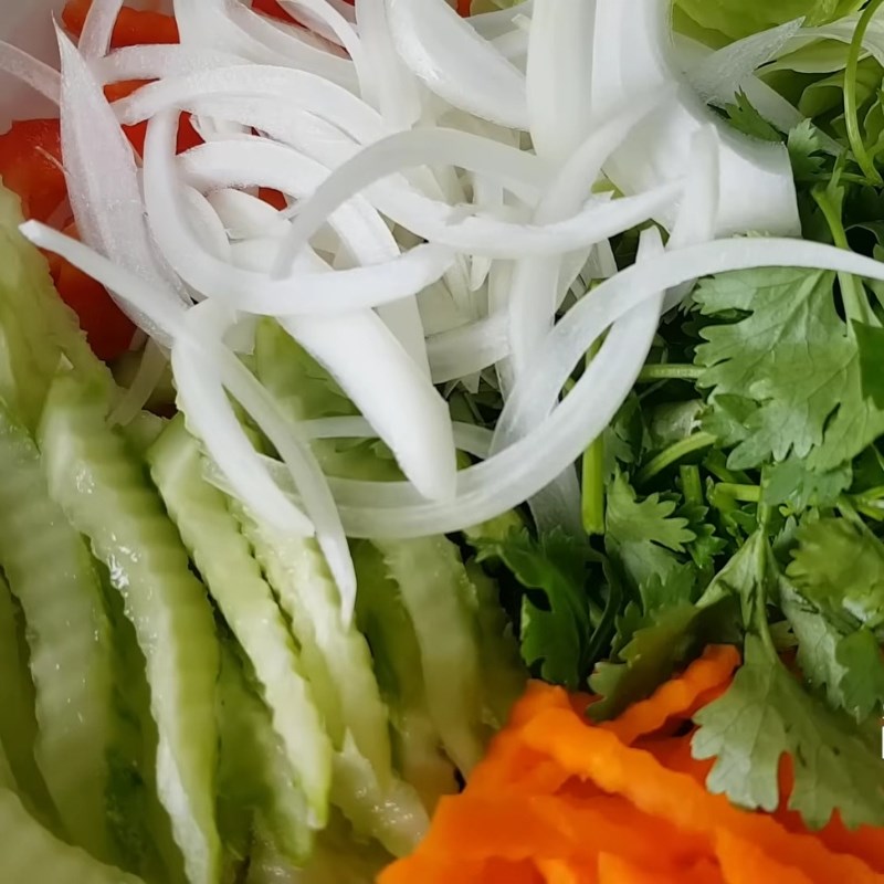 Bước 2 Chuẩn bị salad và pha sốt chua ngọt Gà chiên nước mắm công thức chuẩn
