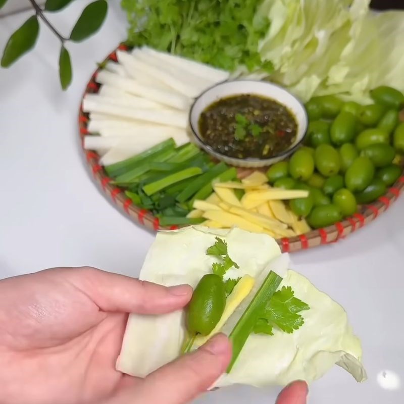 Bước 3 Cuốn nhót bắp cải và thưởng thức ngay nhót cuốn bắp cải