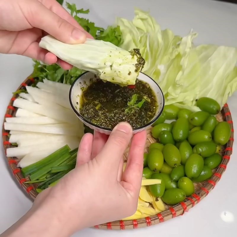 Bước 3 Cuốn nhót bắp cải và thưởng thức ngay nhót cuốn bắp cải