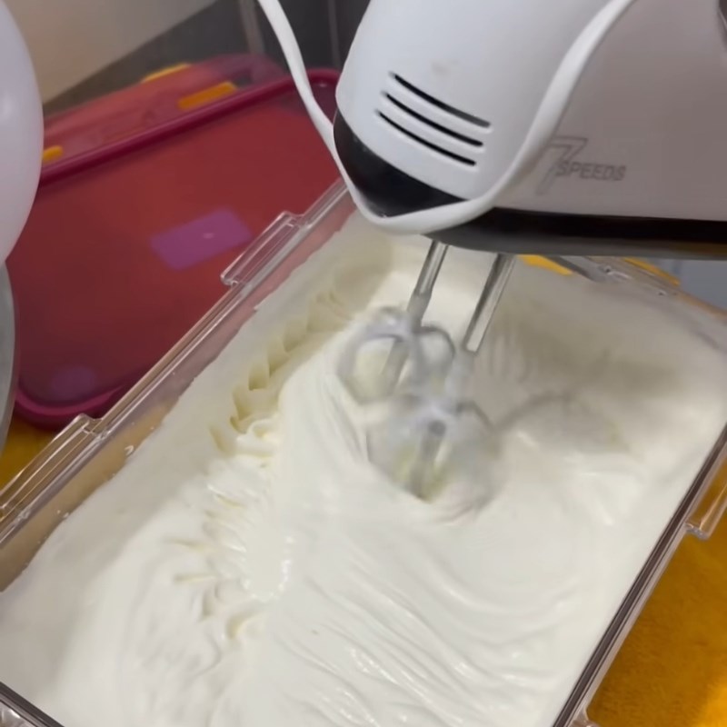 Bước 2 Đánh bông kem muối Kem muối