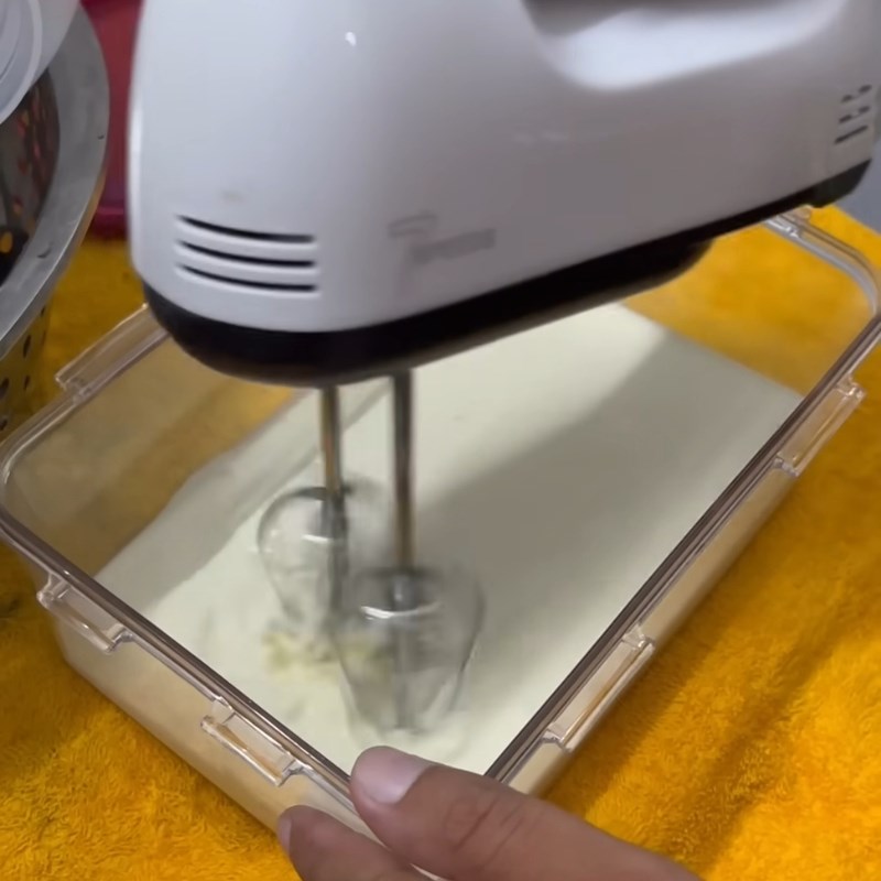 Bước 2 Đánh bông kem muối Kem muối