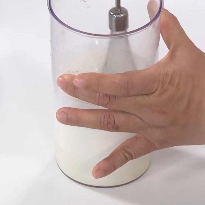 Bước 2 Đánh kem tươi béo ngậy Bánh pancake táo