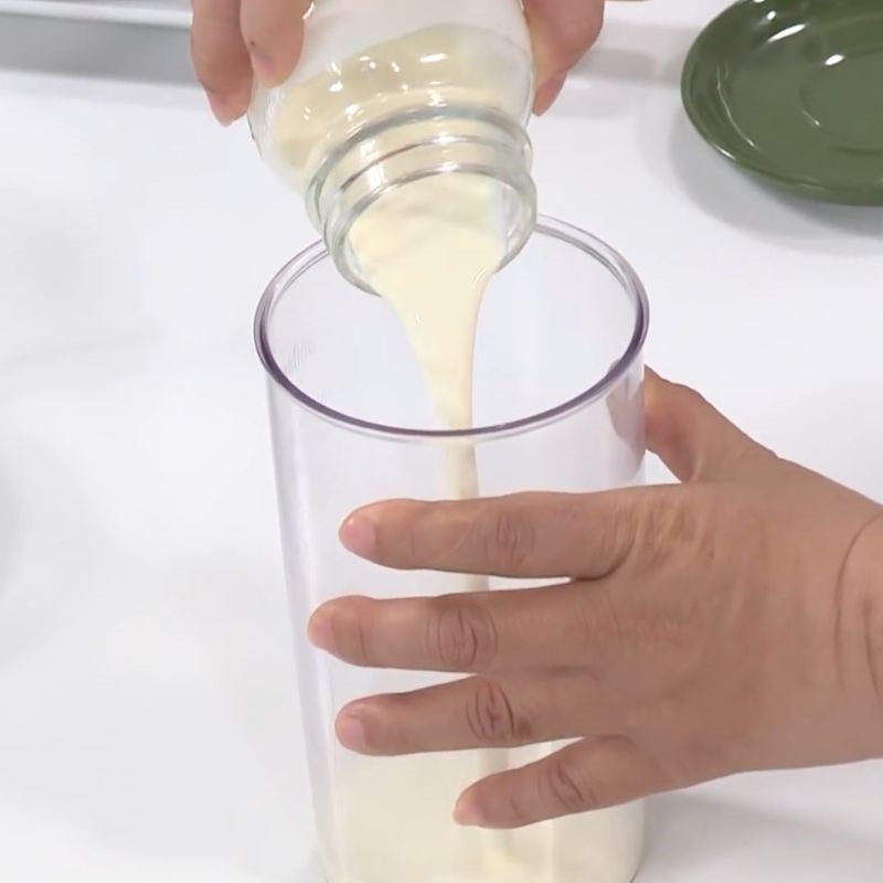 Bước 2 Đánh kem tươi béo ngậy Bánh pancake táo