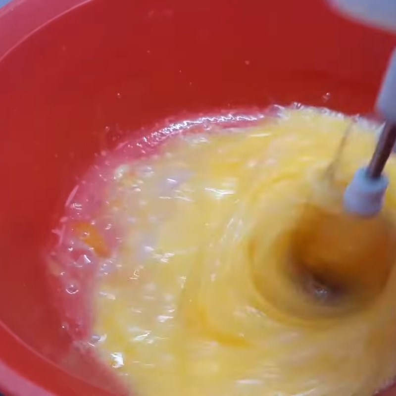 Bước 2 Đánh trứng và cho nước cốt chanh Bánh thuẫn miền Trung