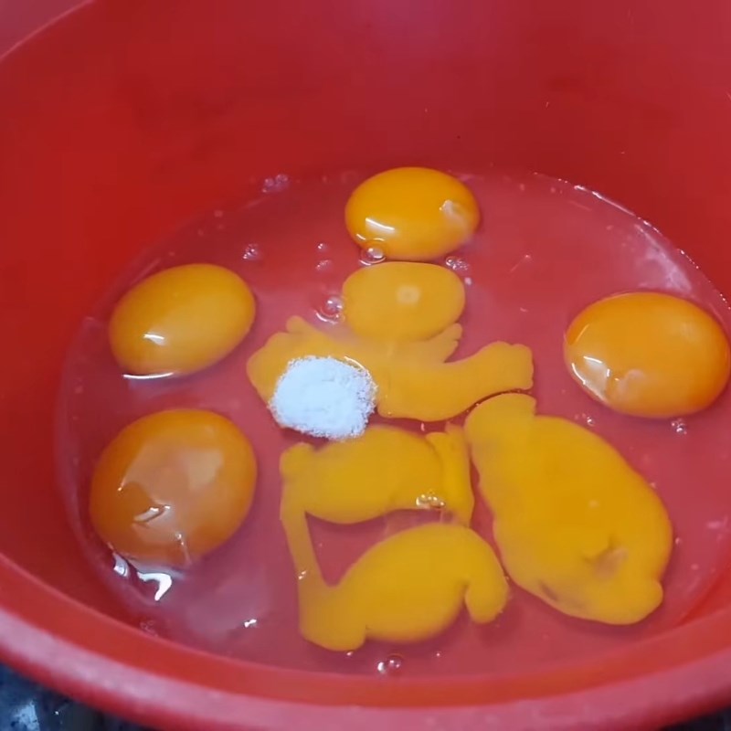 Bước 2 Đánh trứng và cho nước cốt chanh Bánh thuẫn miền Trung