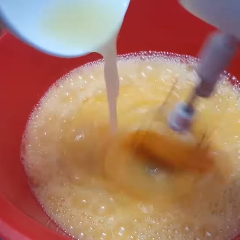 Bước 2 Đánh trứng và cho nước cốt chanh Bánh thuẫn miền Trung